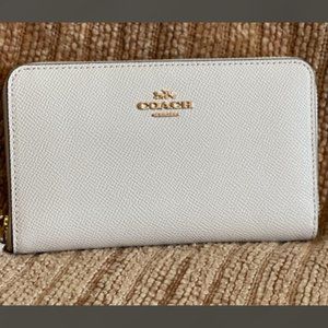 COACH  MEDIUM ZIP WALLET with ID WINDOW